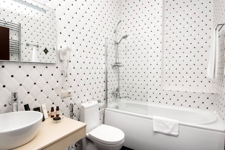 White luxury bathroom of Tiffany Deluxe